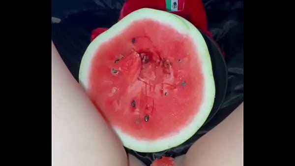 Cewek berjilbab bejat ini nggak bisa lepas dari kebiasaan ngocok pake makanan—snowwhite Arab amatir yang kena fetish aneh dan kompilasi bokep super keras.