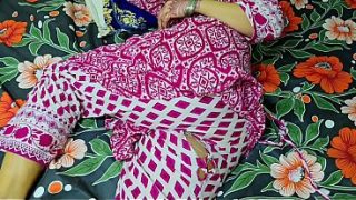 Ibu tiri celana robek, anak tiri ngewe memek bundar sambil nungging.