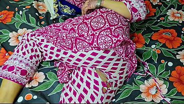 Ibu tiri celana robek, anak tiri ngewe memek bundar sambil nungging.