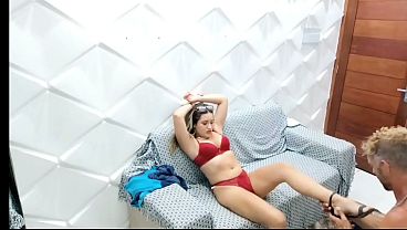 Ibu mertuaku yang masih muda sendirian di rumah, penuh nafsu. Begitu aku datang, dia langsung merayuku untuk menikmati lubang ketatnya sampai aku puas. Vagninho dan Vivi si nakal.
