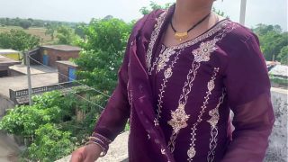 Bhabhi Bhojpuri yang nakal memberikan kenikmatan penuh dari memek dan tubuhnya dengan suara menggoda