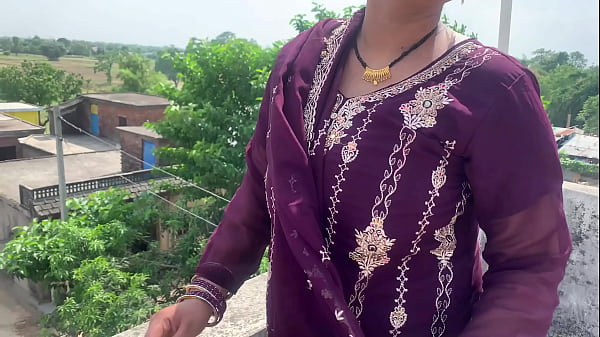 Bhabhi Bhojpuri yang nakal memberikan kenikmatan penuh dari memek dan tubuhnya dengan suara menggoda