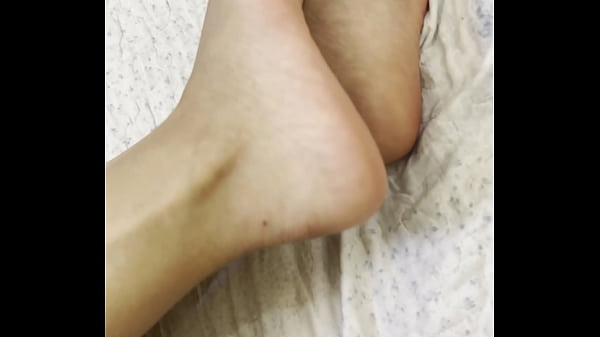 Gadis Berhijab Arab dalam Niqab Menggoda dengan Kaki Imutnya dan Telapak Lembutnya