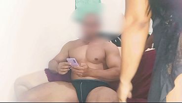 Hanya aku dan ayah tiriku di rumah, ibuku pergi