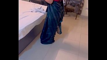 Birahne Bhaav Mein Dooba Ek Hindustani Launda, Apni Desi Haseena Ko Chhoda Zor Se