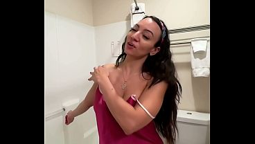 Sasha Mandi Mandi Sendirian di Kamar Mandi