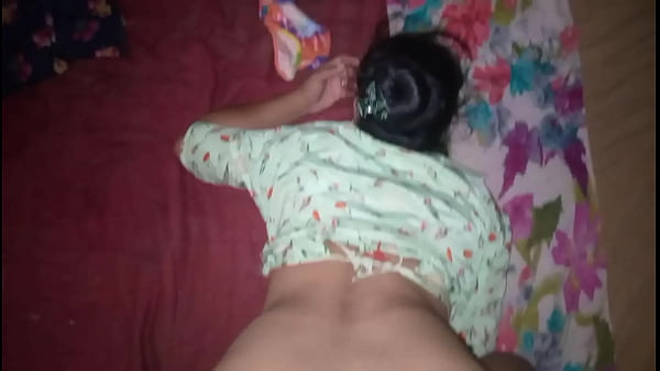 Desi ceweknya di grepe-grepe sambil digoyang.