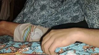 Malam ini, ibu tiri kasih nikmat gila, jari kutungging dalam memek basah sampai air mancur deras.