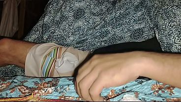 Malam ini, ibu tiri kasih nikmat gila, jari kutungging dalam memek basah sampai air mancur deras.