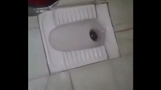 Pasangan desi ngewe di kamar mandi