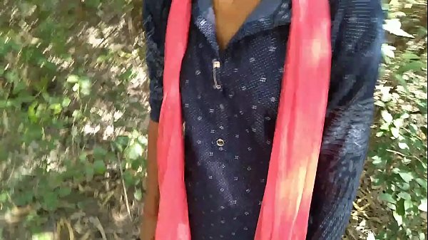 Desi panas di luar ruangan, pacar ngentot gaya doggy keras bareng cowoknya