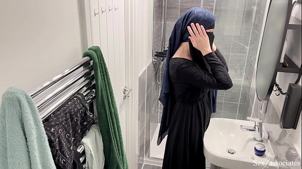 Astaga, baru tahu cewek Arab suka begitu. Gue lihat cewek Muslim Arab berhijab lagi masturbasi di kamar mandi.