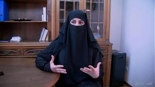 Kesepakatan Abad Ini Ditutup dengan Ciuman Mesra dari Gadis Arab Berhijab – Lilimissarab