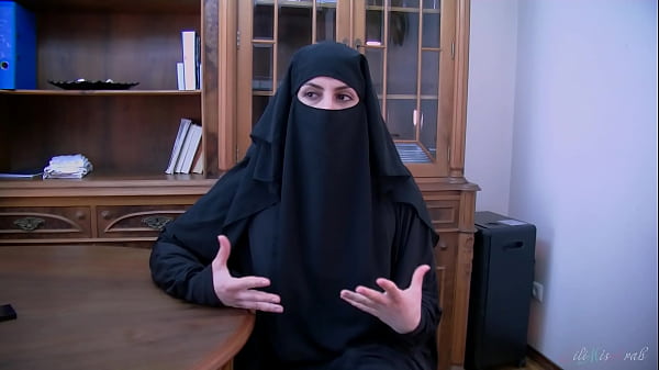 Kesepakatan Abad Ini Ditutup dengan Ciuman Mesra dari Gadis Arab Berhijab – Lilimissarab
