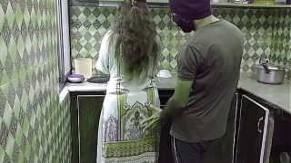 Bini orang lagi sibuk masak di dapur, tiba-tiba digocok dari belakang, suara desahan basah bikin makin liar