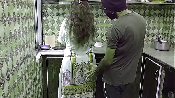 Bini orang lagi sibuk masak di dapur, tiba-tiba digocok dari belakang, suara desahan basah bikin makin liar