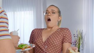 Dia Suka Menyantap Batang di Dapur / Adegan Panas dari Brazzers