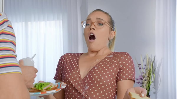 Dia Suka Menyantap Batang di Dapur / Adegan Panas dari Brazzers
