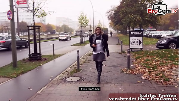 Gadis Turki Jerman digiring ke tempat mesum di jalanan untuk aksi seks publik