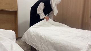 Gadis pembantu Arab menggoda tamu hotel di kamar dengan memeknya yang sempit dan basah