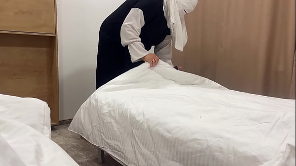 Gadis pembantu Arab menggoda tamu hotel di kamar dengan memeknya yang sempit dan basah