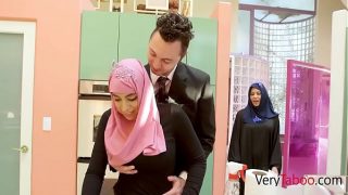 Putri Arab Berjilbab Menggoda Ella Knox dengan Gaya Liar