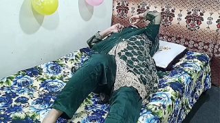 Seorang wanita India bersuami panggil anak muda, lalu digebrak kasar dengan suara Hindi panas.