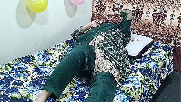 Seorang wanita India bersuami panggil anak muda, lalu digebrak kasar dengan suara Hindi panas.