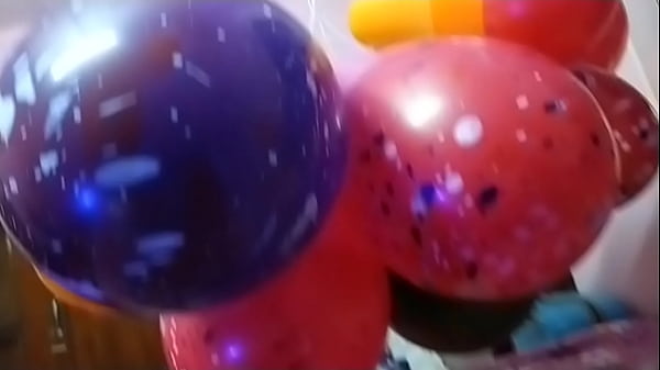 Bocah India main balon, meletus di dalem celana, basah semua