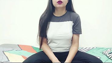 Gerakan menggoda Saara bikin pacar kakak tirinya luluh dan tergoda untuk putus.