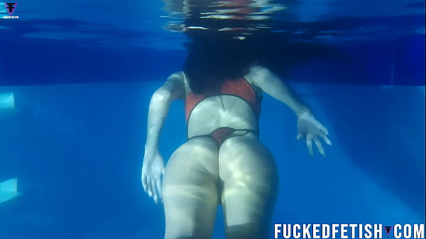 Topeng Selam Helen Bikin Basah di Kolam Renang