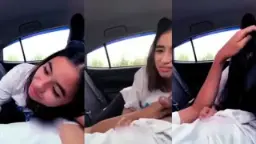 Anak SMA cewek lagi ngewe di mobil, mulut penuh kontol.