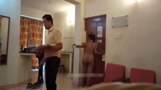 Berani banget tante Tamil telanjang bulat di depan pelayan
