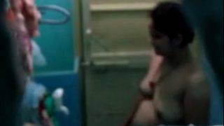 Bhabhi ngintipin di kamar mandi, video panasnya bocor