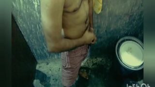Bini orang ngintip adik ipar lagi coli di kamar mandi