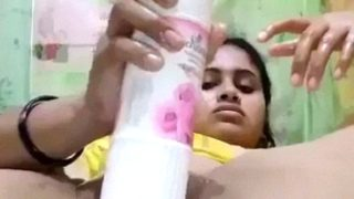 Desi cewek lagi pakai botol pengharum ruangan buat colmek