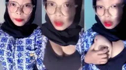 Hijab SMA toketnya montok banget bikin ngiler.
