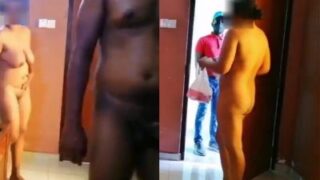 Memek montok ibu tetangga buka paket di depan kurir, adegan panas xvideo desi