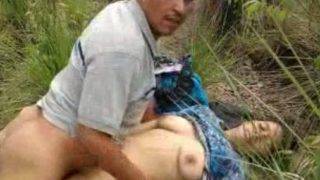 Pasangan tua main kencan di luar, panas dan basah kuyup