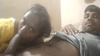 Rekaman MMS Bhabhi sendiri, ngeblowjob sambil ngehisap kontolnya