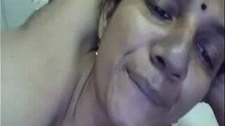 Tamil aunty telanjang di video call, ngacir-ngacirin payudara.