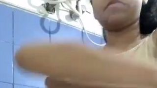Tonton video bugil di kamar mandi, bikin makin basah.