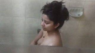 Video kamera tersembunyi di kamar mandi bikin gak bisa nahan nafsu