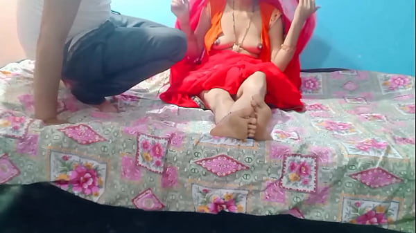 Gak ada orang di rumah, si mbak langsung buka rok di depan adik ipar sambil main-main.