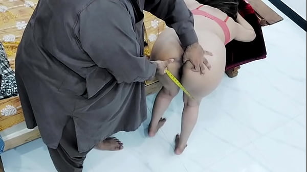 Bajingan tukang jahit India ngewe cewek kampung Gawar, pantat gede kayak jalang, doggy style keras dan kasar, suara Hindi mesum romantis.