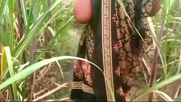 Ibu tiri dan anak tiri ngentot di luar rumah kampung, basah kuyup kena embun.