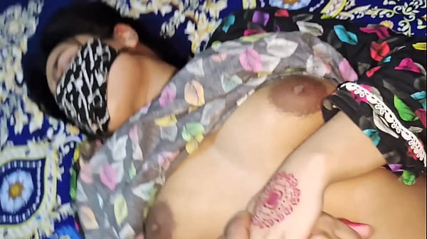 Ibu tiriku ngajarin aku soal seks, ngomong kotor pake bahasa Hindi, erangan panas, ngewe liar.