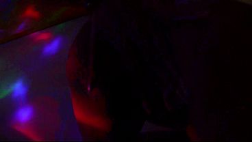 Colombia montok mami sange ngeblowjob basah di kamar mandi, lalu ngentot di sofa