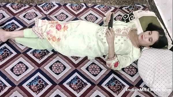 Liatin adek tiri nonton bokep di hp, langsung digenjot keras sama kakak tiri – Suara Hindi