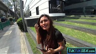 Montok mungil ala Thai MILF amatir, ngewe seru sama bule, bikin makin greget.